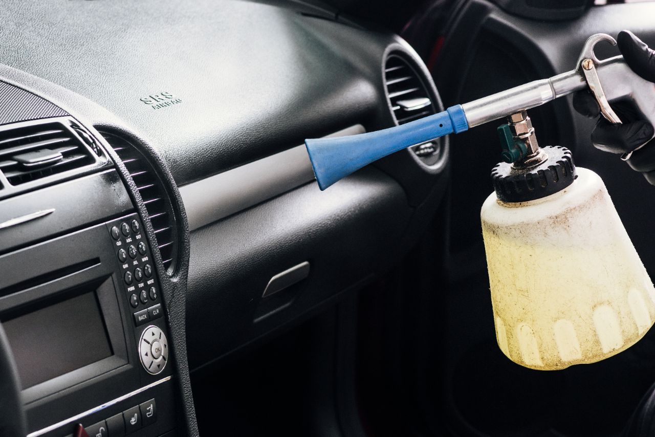 fim-cima-pessoa-limpeza-car-interior.jpg